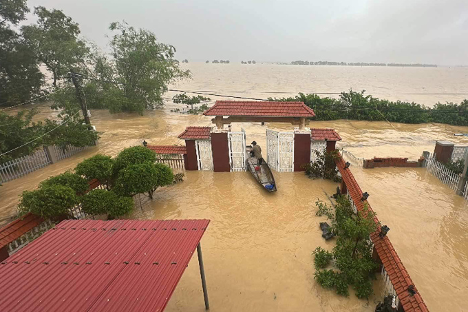 Gần 15.000 nhà dân ngập trong biển nước