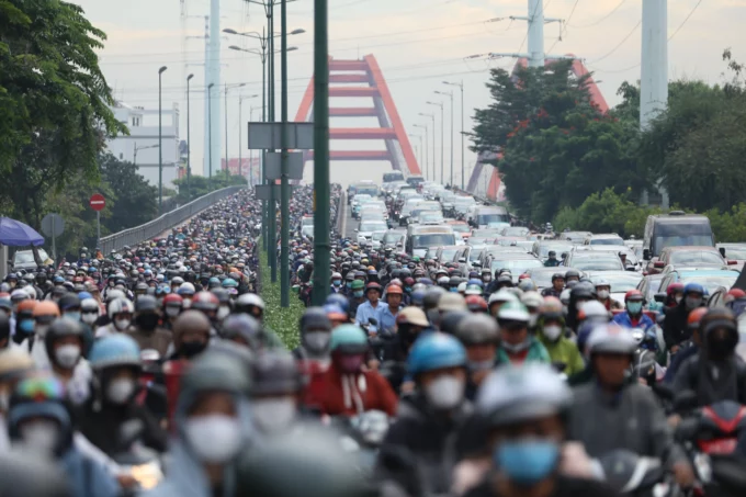 Hàng ngàn xe máy, ô tô bị ùn ứ nghiêm trọng trên đường Phạm Văn Đồng, hướng từ TP Thủ Đức đi quận Bình Thạnh