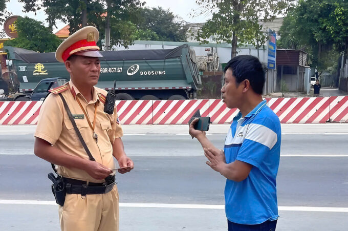 Bình Dương: Dòng xe dừng chờ đèn đỏ tại giao lộ đứng quá vạch, bị cảnh sát giao thông thổi còi