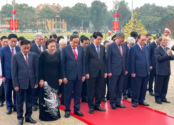 Đoàn đại biểu lãnh đạo, nguyên lãnh đạo Đảng, Nhà nước đã đặt vòng hoa, vào Lăng viếng Chủ tịch Hồ Chí Minh