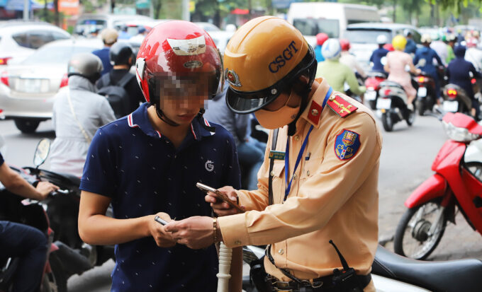 Nhiều trường hợp vi phạm giao thông cố tình giấu giấy phép lái xe để né tránh việc trừ điểm hoặc tước bằng