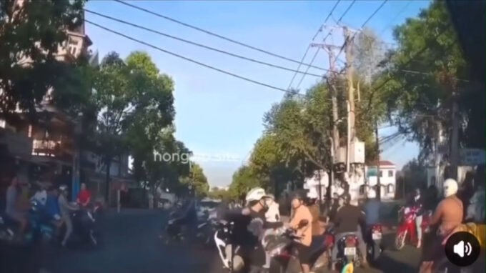 Clip nam thanh niên đánh tới tấp người đàn ông sau va chạm giao thông