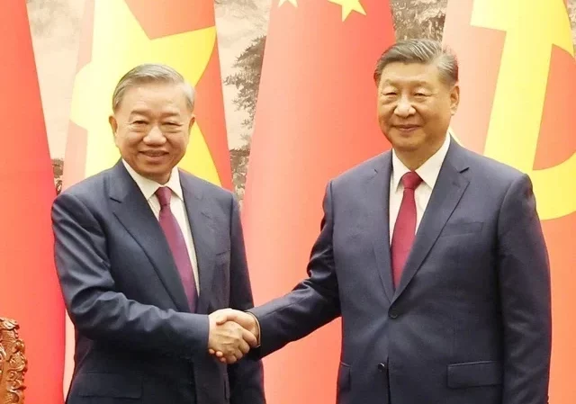 Giữa hai cực đối đầu, Việt Nam không chọn phe nhưng vẫn ở tâm chấn