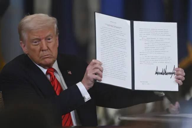 TÒA ÁN CHẶN TỔNG THỐNG TRUMP: RANH GIỚI QUYỀN LỰC