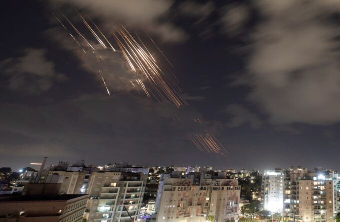 Tehran muốn đàm phán, gửi thông điệp khẩn: “Miễn là Washington không nhúng tay”