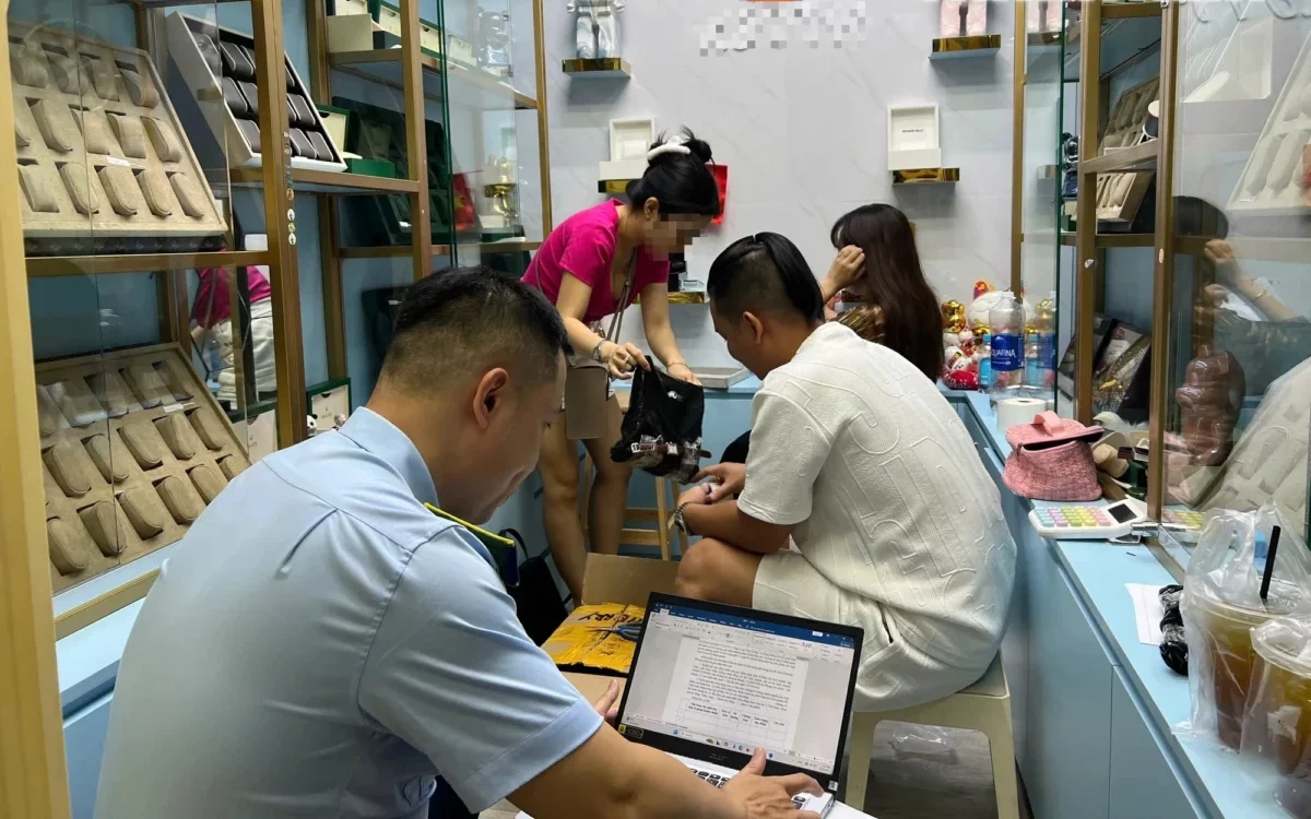 Hàng giả hàng bẩn “tháo chạy”, nhiều địa phương liên tiếp phát hiện vụ tẩu tán