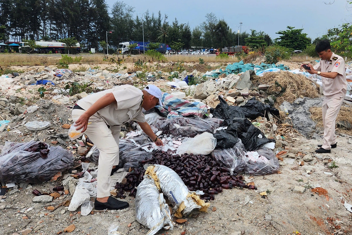 Hàng trăm vỉ thuốc tân dược bị vứt bỏ ở bãi rác – Công an điều tra dấu hiệu hàng giả