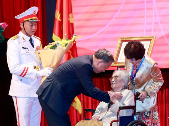 Tổng Bí thư Tô Lâm trao danh hiệu Anh hùng Lao động tặng bà Nguyễn Thị Bình